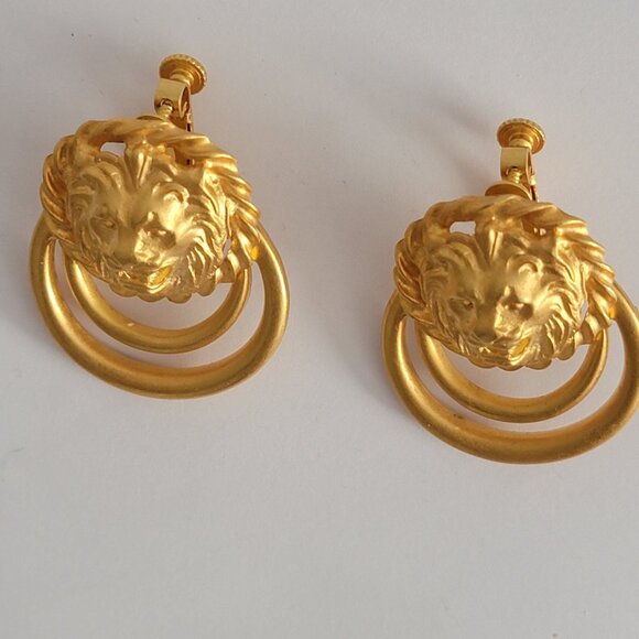 Vintage Goldtone Lion Door Knocker Style Screw-back Earrings - Picture 6 of 10